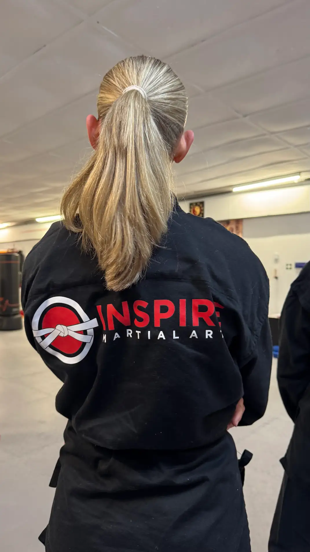 Jugendliche in schwarzem INSPIRE Martial Arts Gi – Selbstverteidigung in Detmold