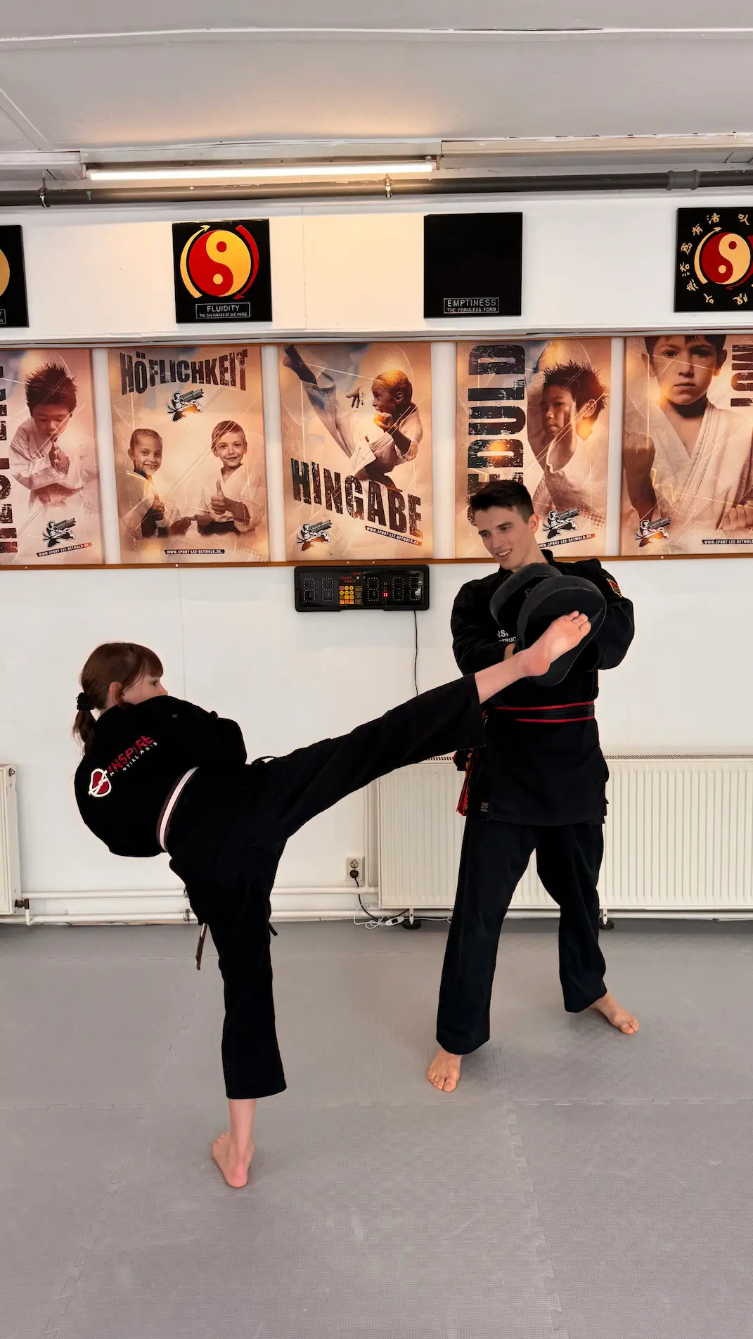 INSPIRE Lehrer begleitet Schülerin beim Kick-Unterricht in Detmold